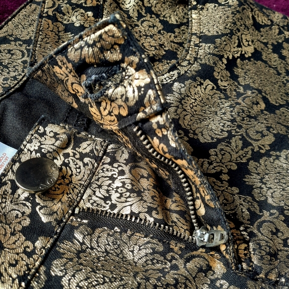 No Boundaries 9 Gold & Black Demask Pattern Pants - Picture 5 of 8